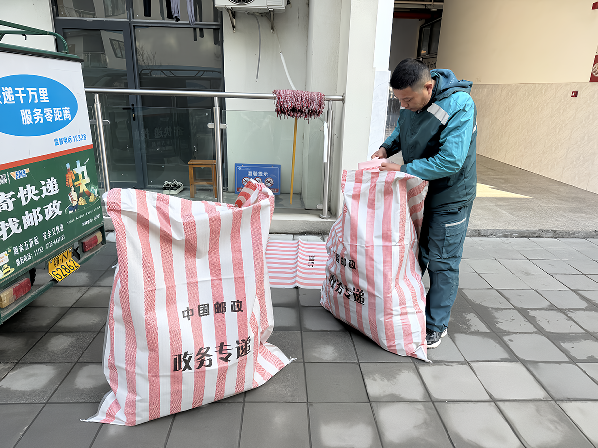 潜江邮政助力高校师生轻松开启“寒假模式”