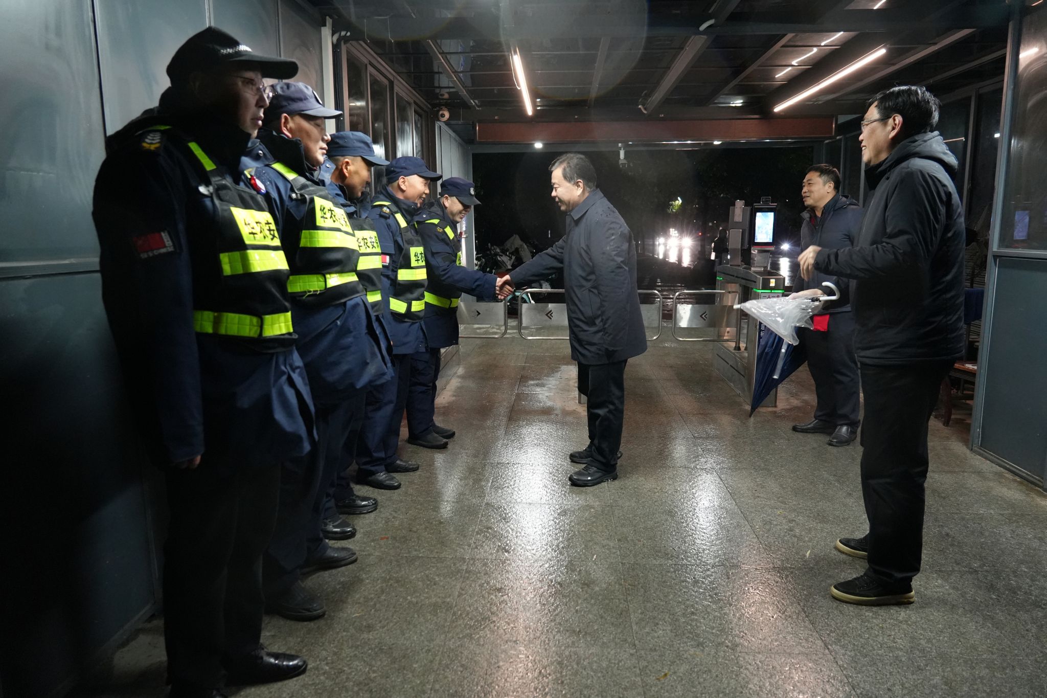 姚江林看望慰问值班值守工作人员