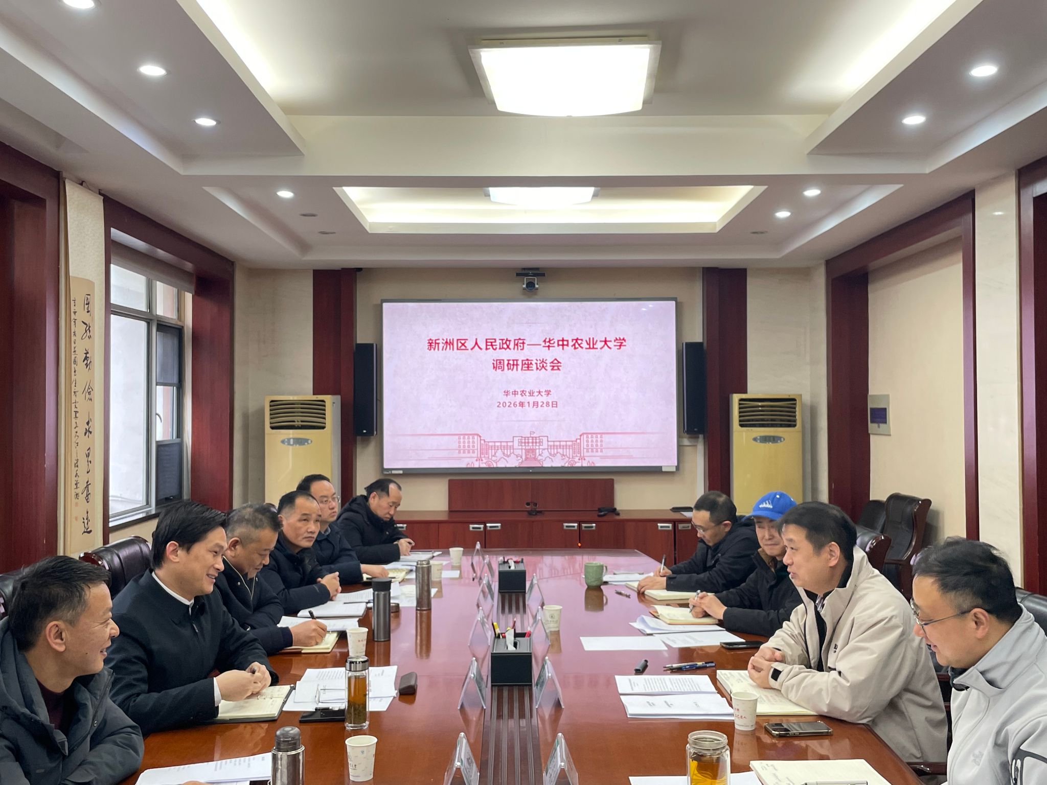 新洲区委常委、副区长杨泽敏一行来校推进校地合作