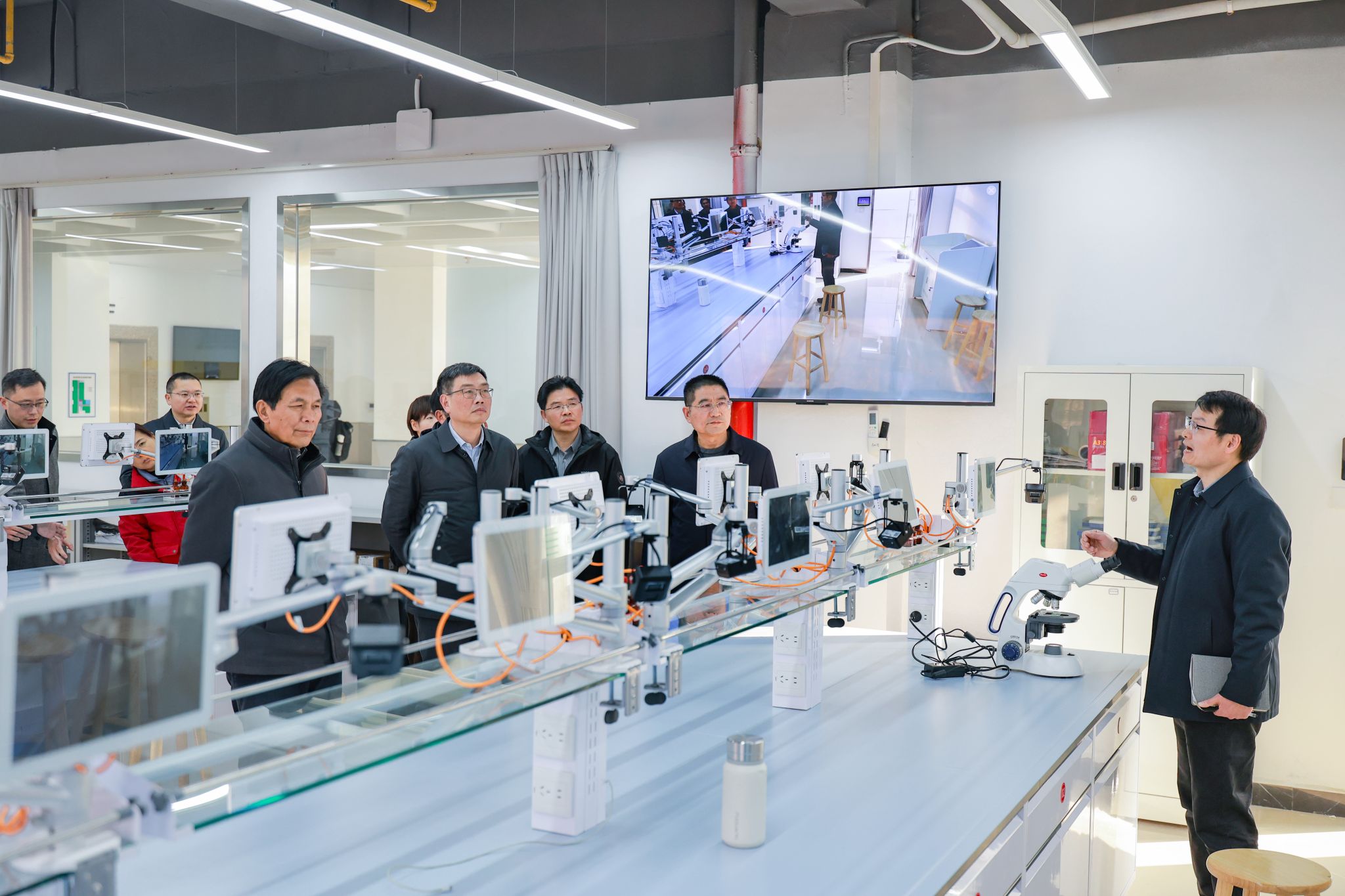 武汉生物工程学院理事长、校长余毅一行来校调研