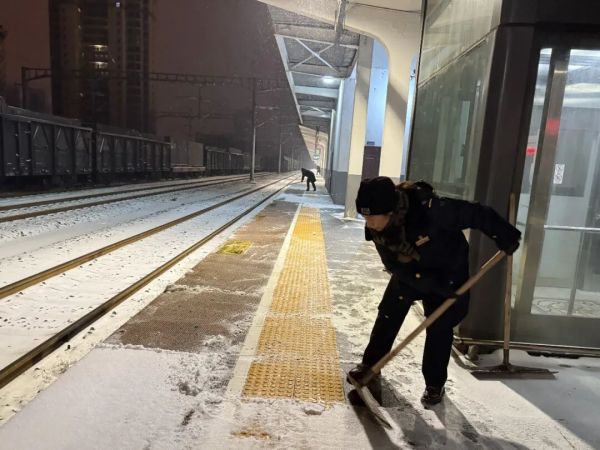 雪战到底！荆门火车站全员坚守，为旅客筑牢冬日出行安全线