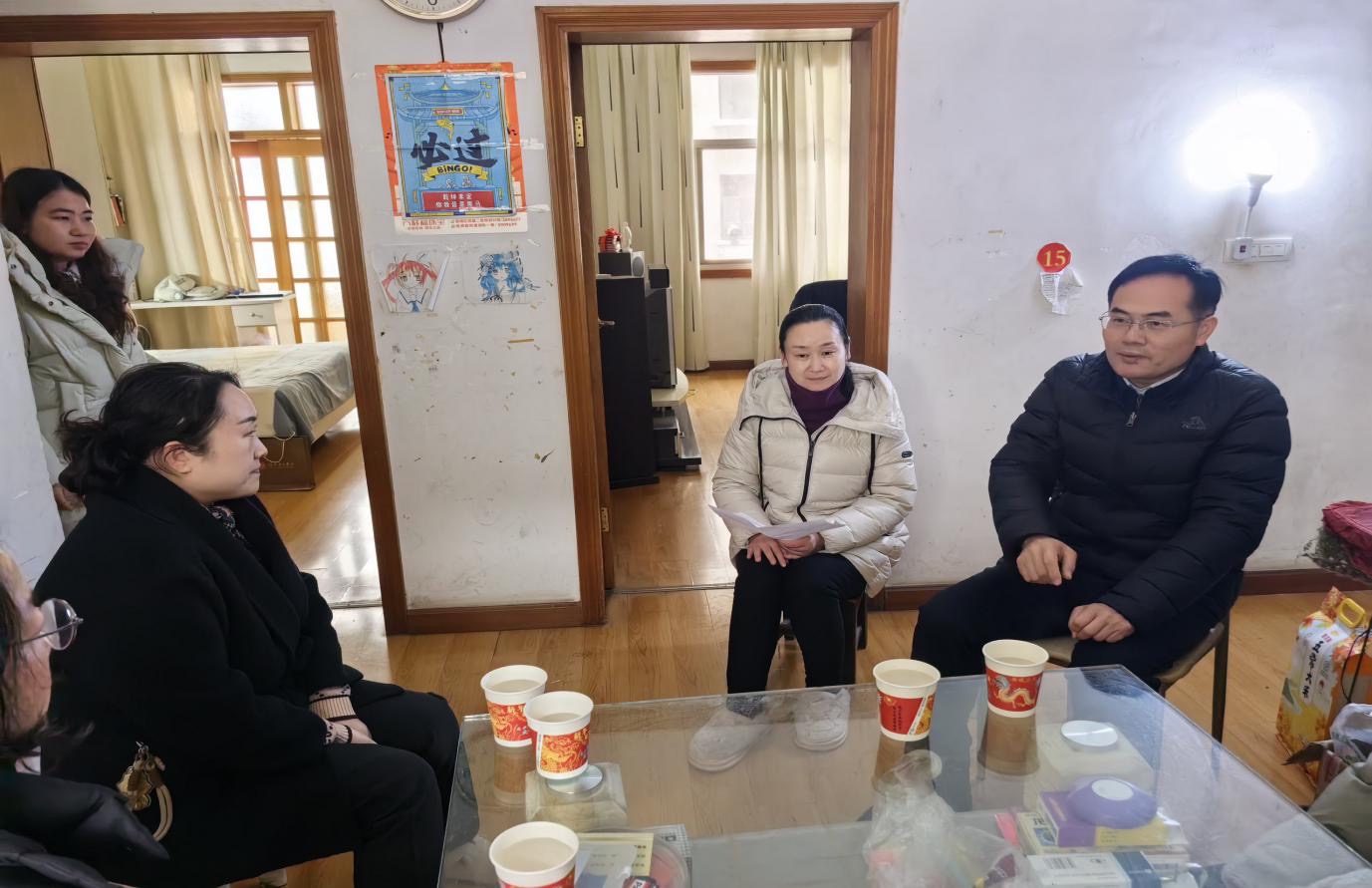 涂立桥带队走访慰问困难学生家庭