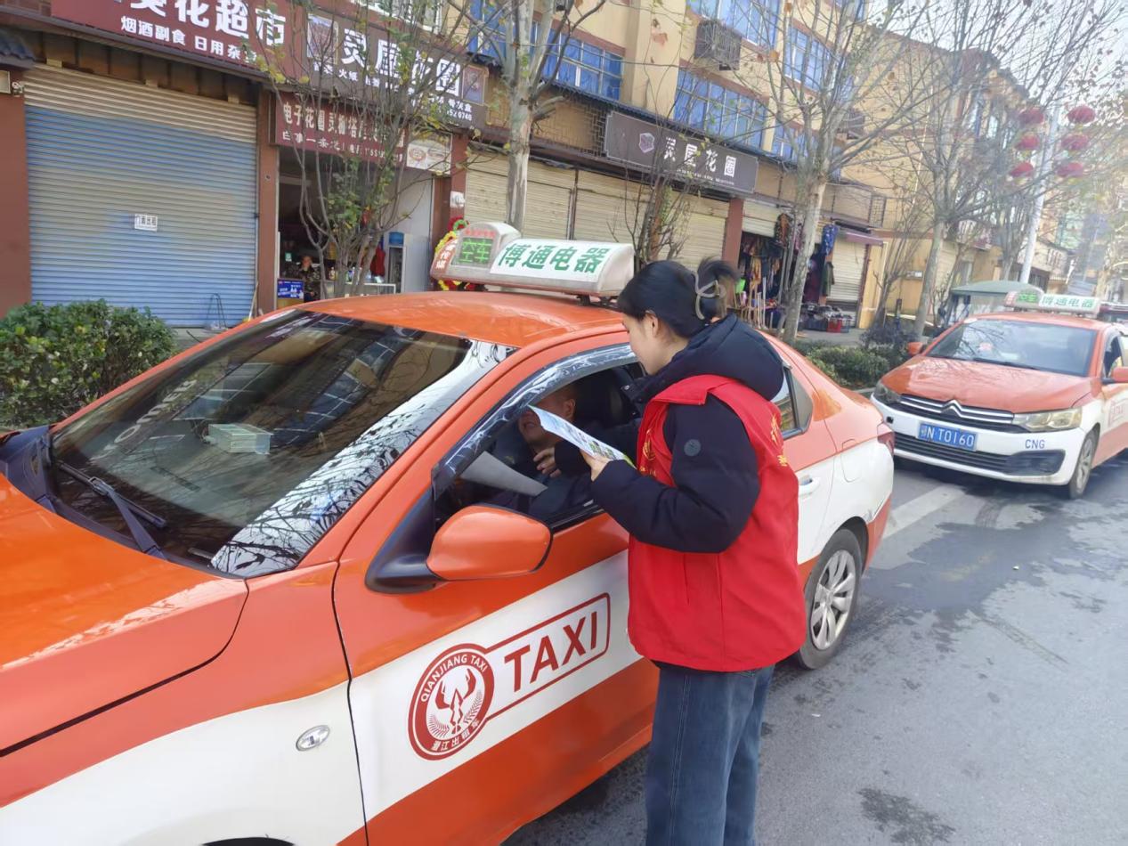 龙湾镇禁毒宣传暖归途 筑牢返乡“防毒墙”