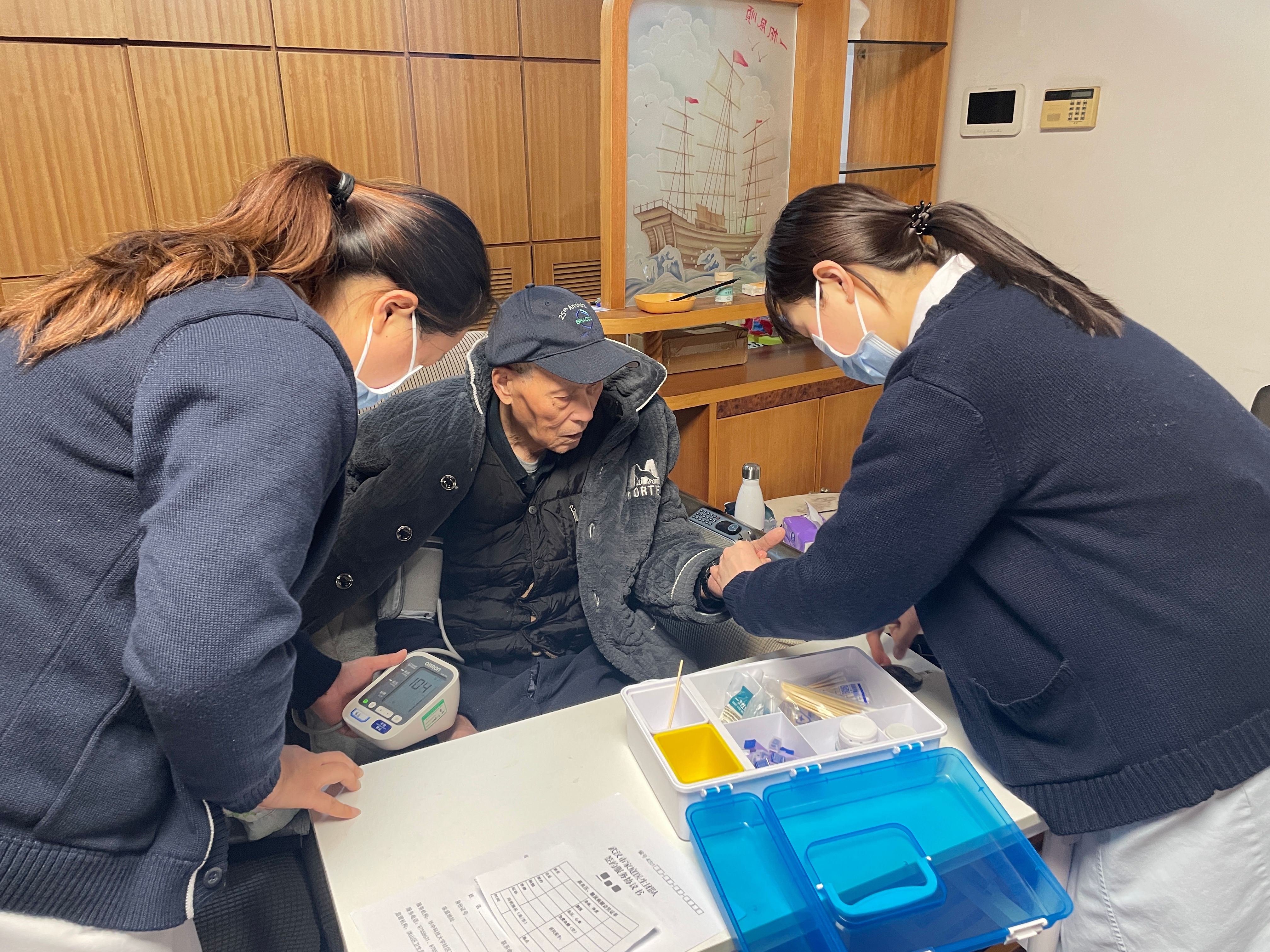 校医院家庭医生团队上门服务暖民心