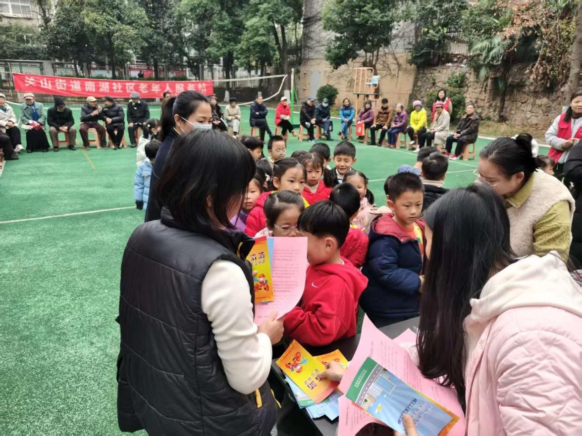 南湖社区联合辖区幼儿园开展爱心公益敬老活动