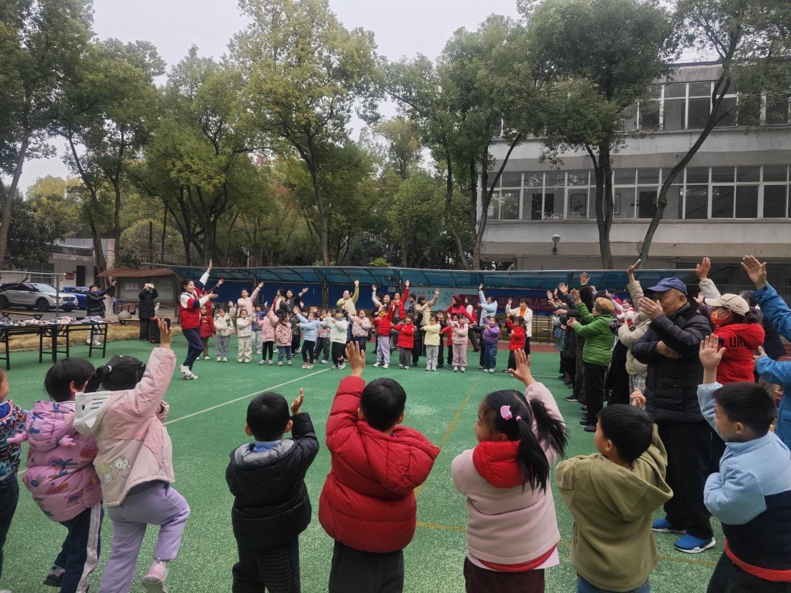 南湖社区联合辖区幼儿园开展爱心公益敬老活动