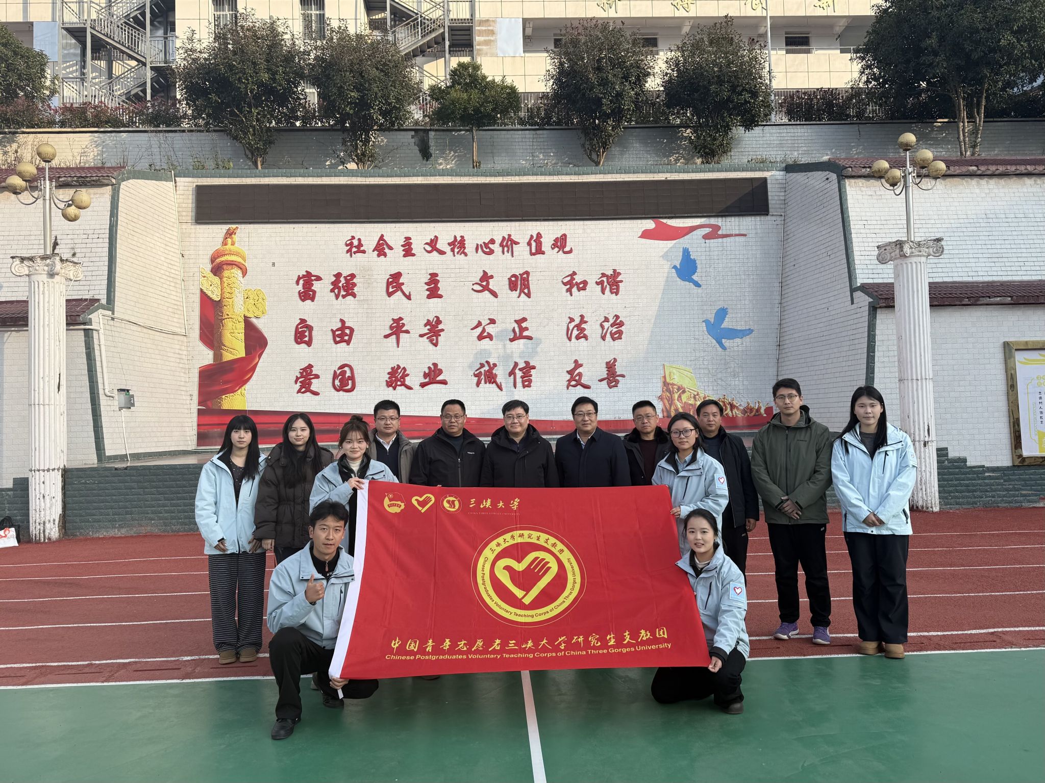 三峡大学领导赴巴东县看望研究生支教团成员