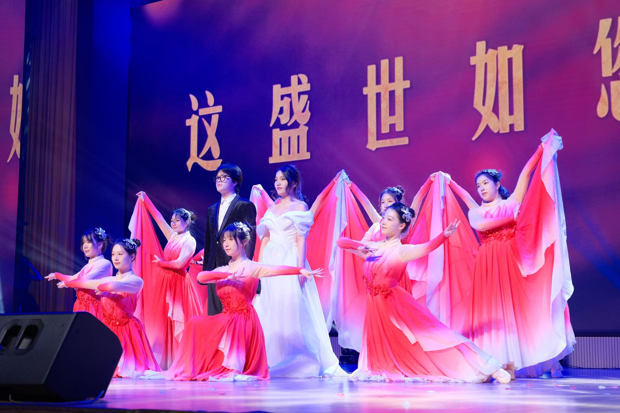 三峡大学举行第十二届文艺青春嘉年华暨研究生“十大求索英才”颁奖典礼