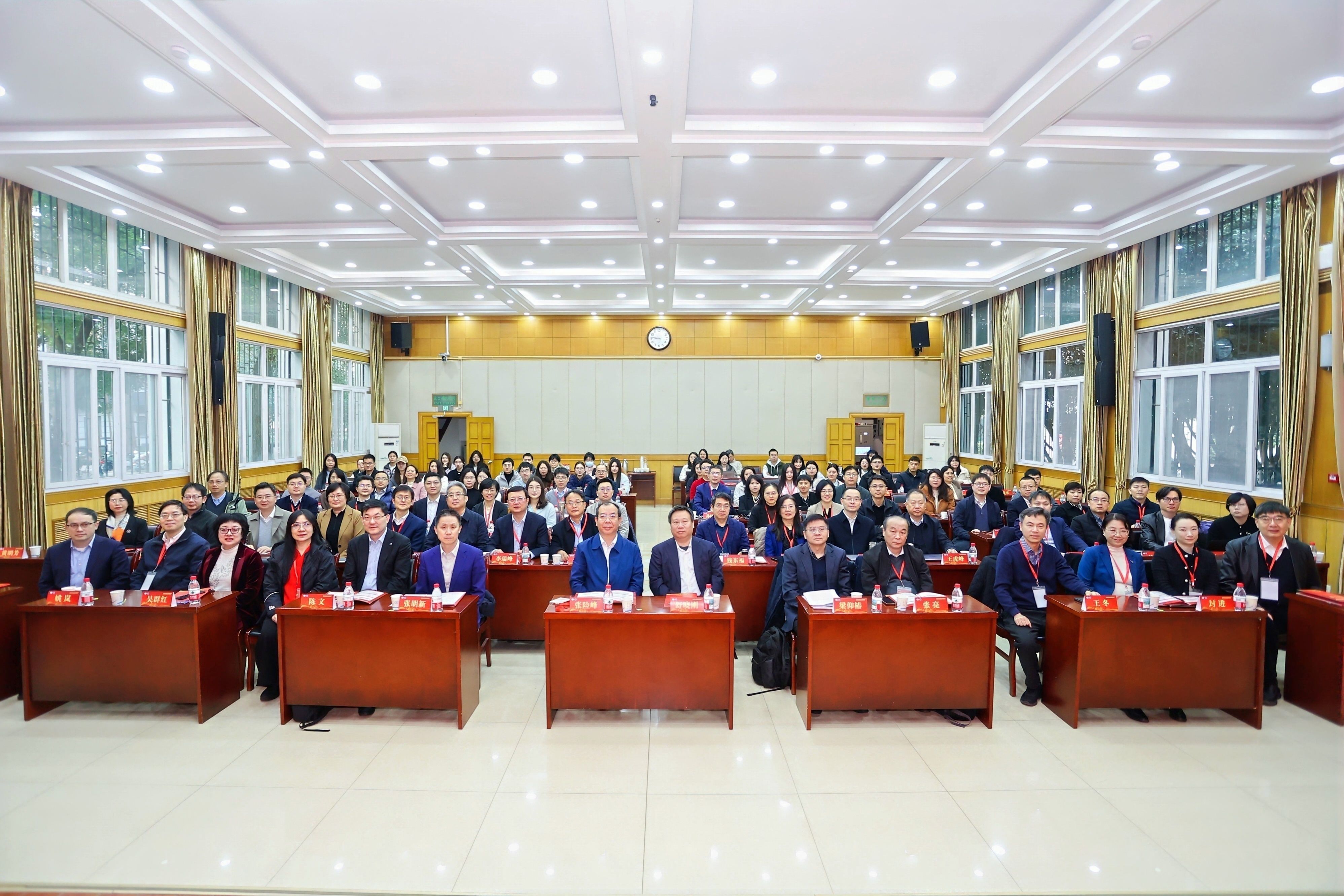 卫生政策与管理自主知识体系构建暨研究生规划教材建设学术论坛在校举办