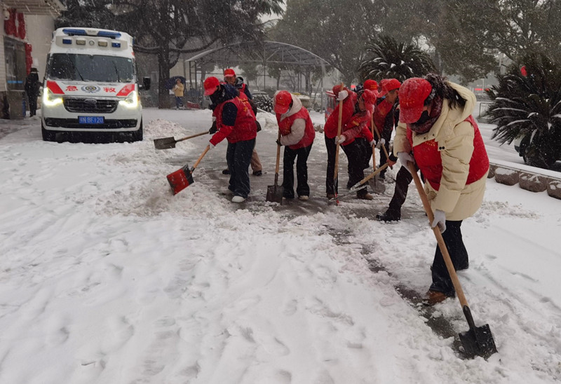 江汉义工组建“志愿清雪队”守护就医路
