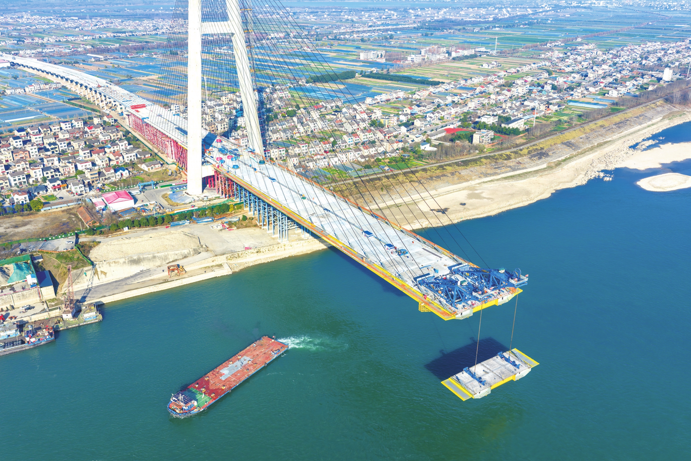 枝江长江大桥钢箱梁吊装有序推进