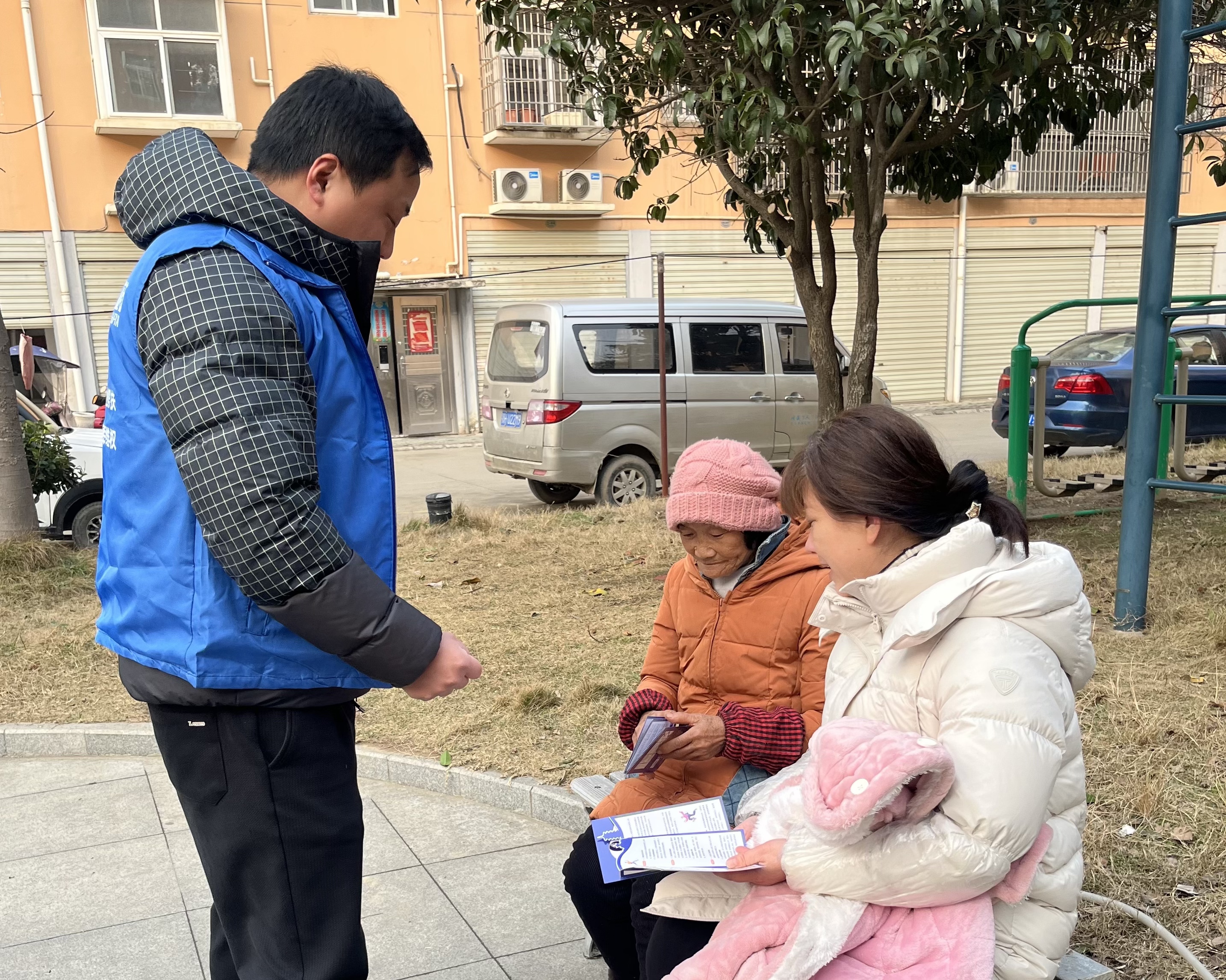 春节返乡季 政策暖归途 周矶管理区入户宣讲送“致富指南”