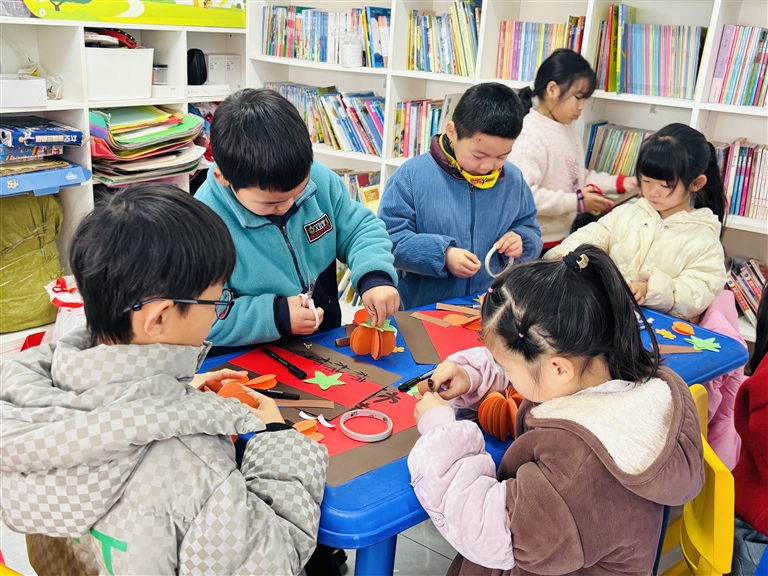 总口管理区妇联联合市义工联举办卡纸手工活动