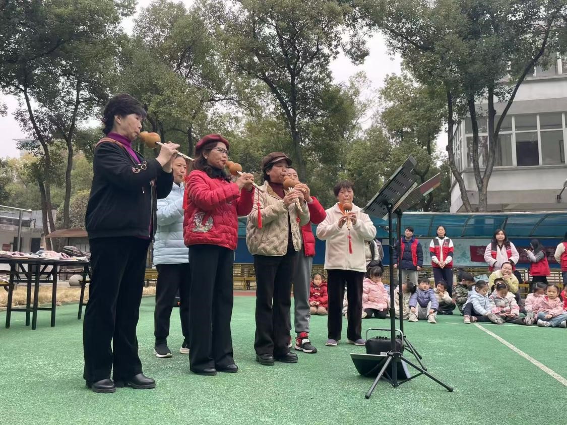 南湖社区联合辖区幼儿园开展爱心公益敬老活动