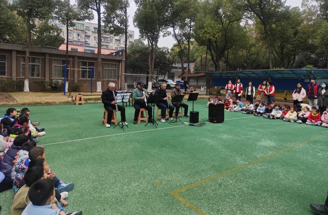 南湖社区联合辖区幼儿园开展爱心公益敬老活动