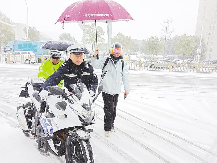 [湖北日报]风雪中，你为我扶车我为你撑伞