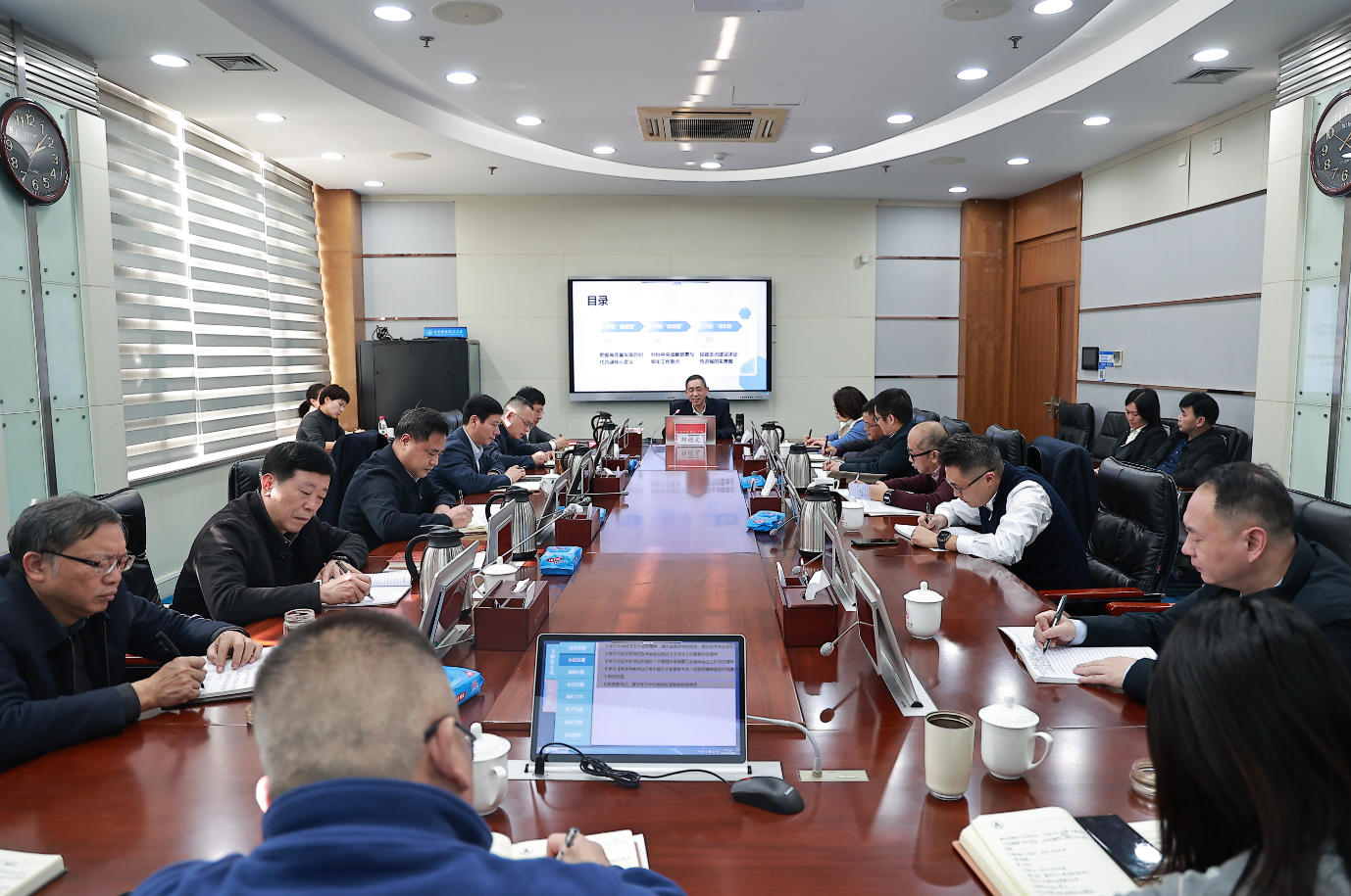 校党委开展民主生活会会前专题学习暨理论学习中心组集体学习