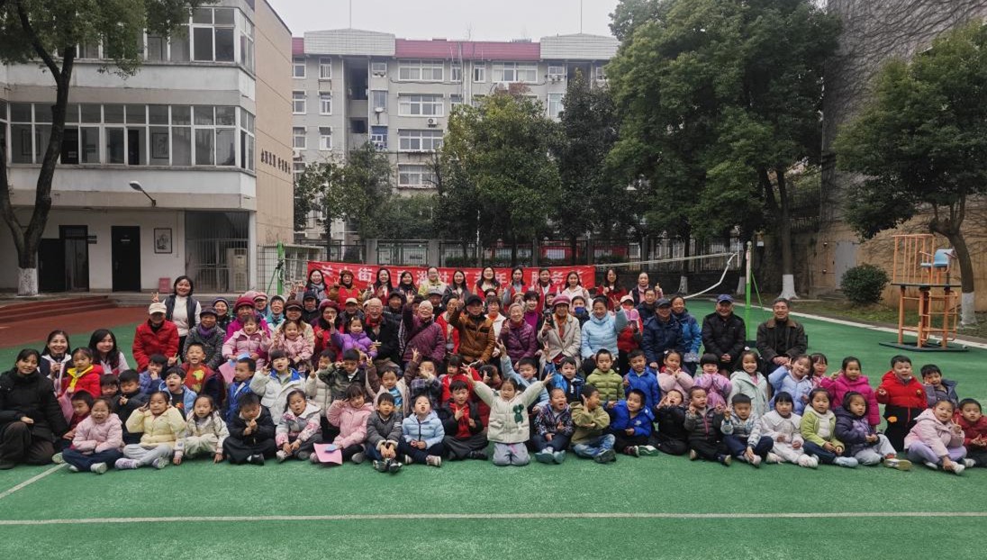 南湖社区联合辖区幼儿园开展爱心公益敬老活动