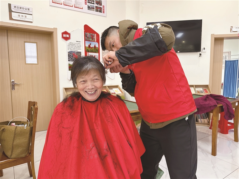 免费理发送关爱 尊老敬老暖人心