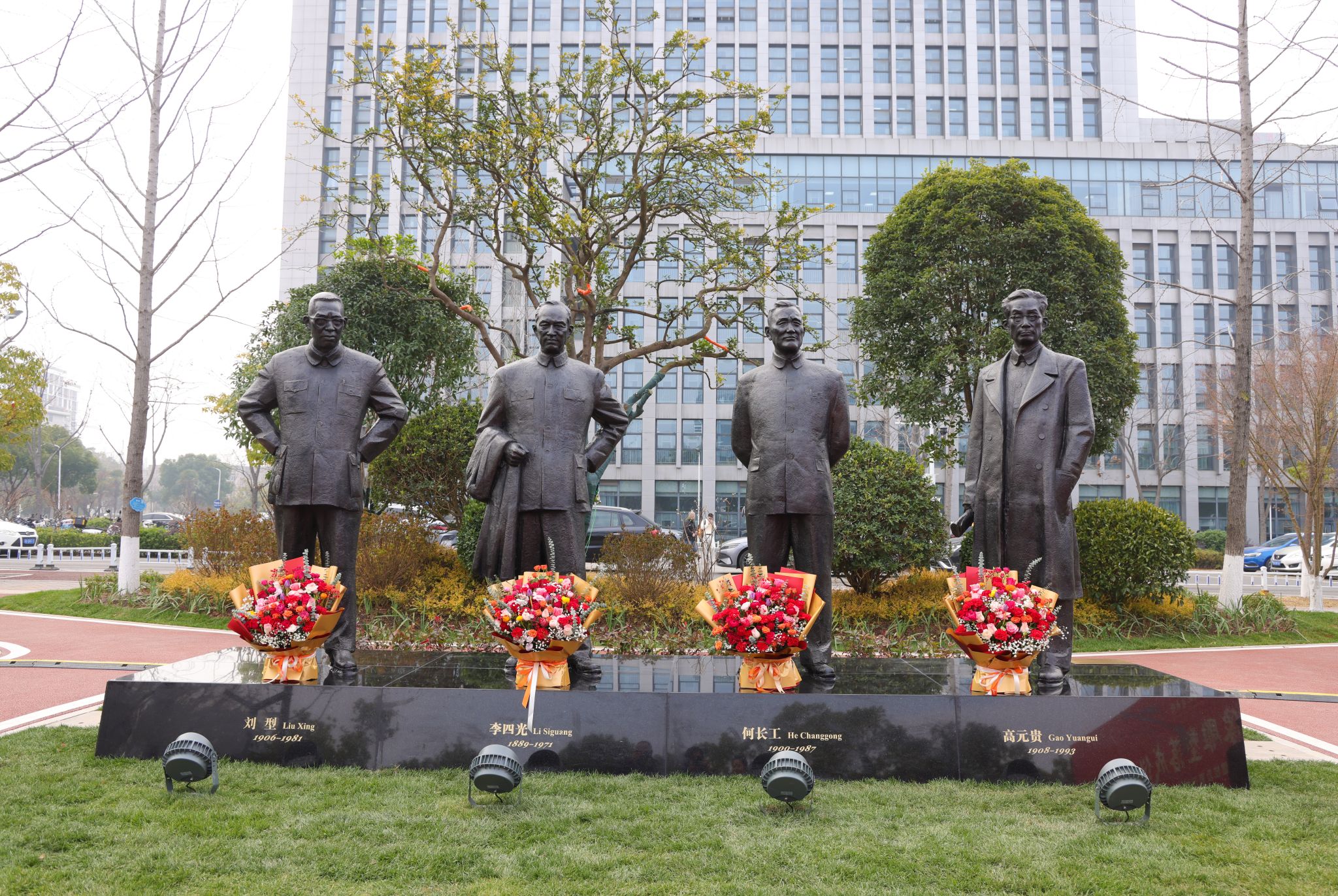 《元勋》群像雕塑落成仪式举行