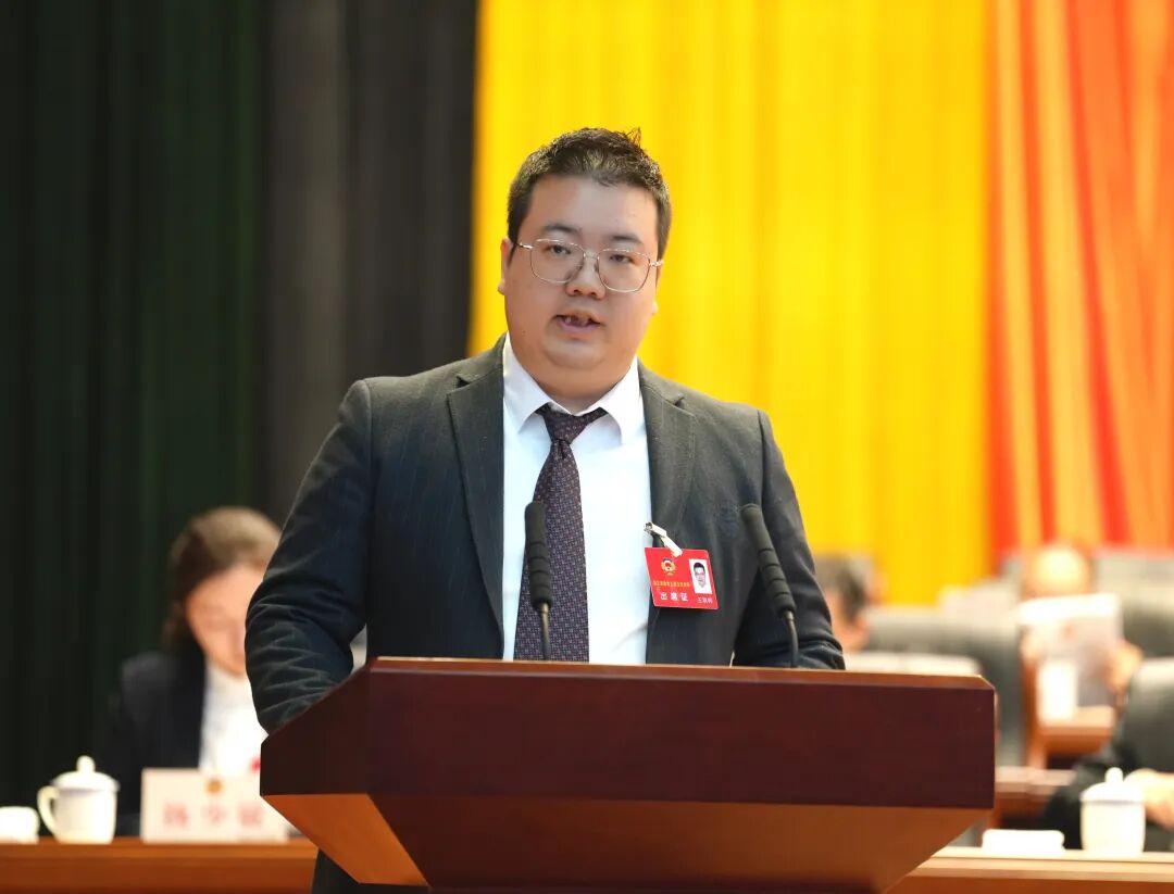 建言献策促发展 奋楫笃行启新程