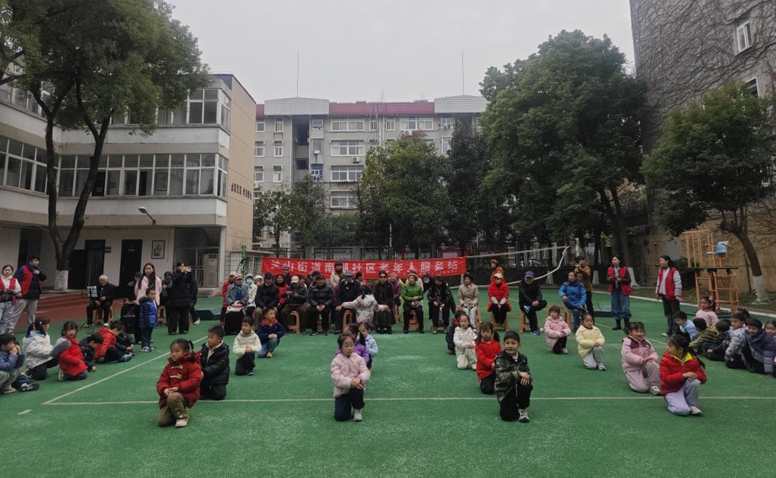南湖社区联合辖区幼儿园开展爱心公益敬老活动