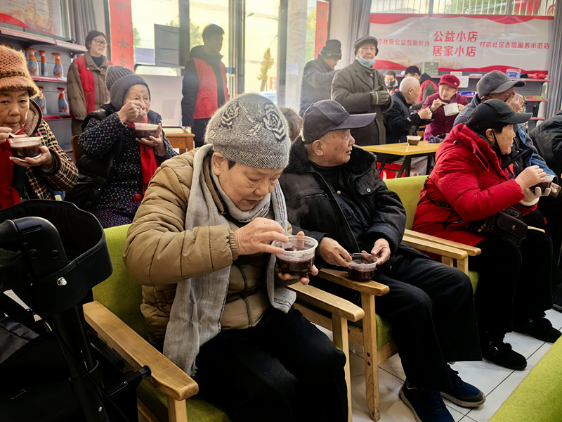 腊八粥香飘 社区敬老情浓