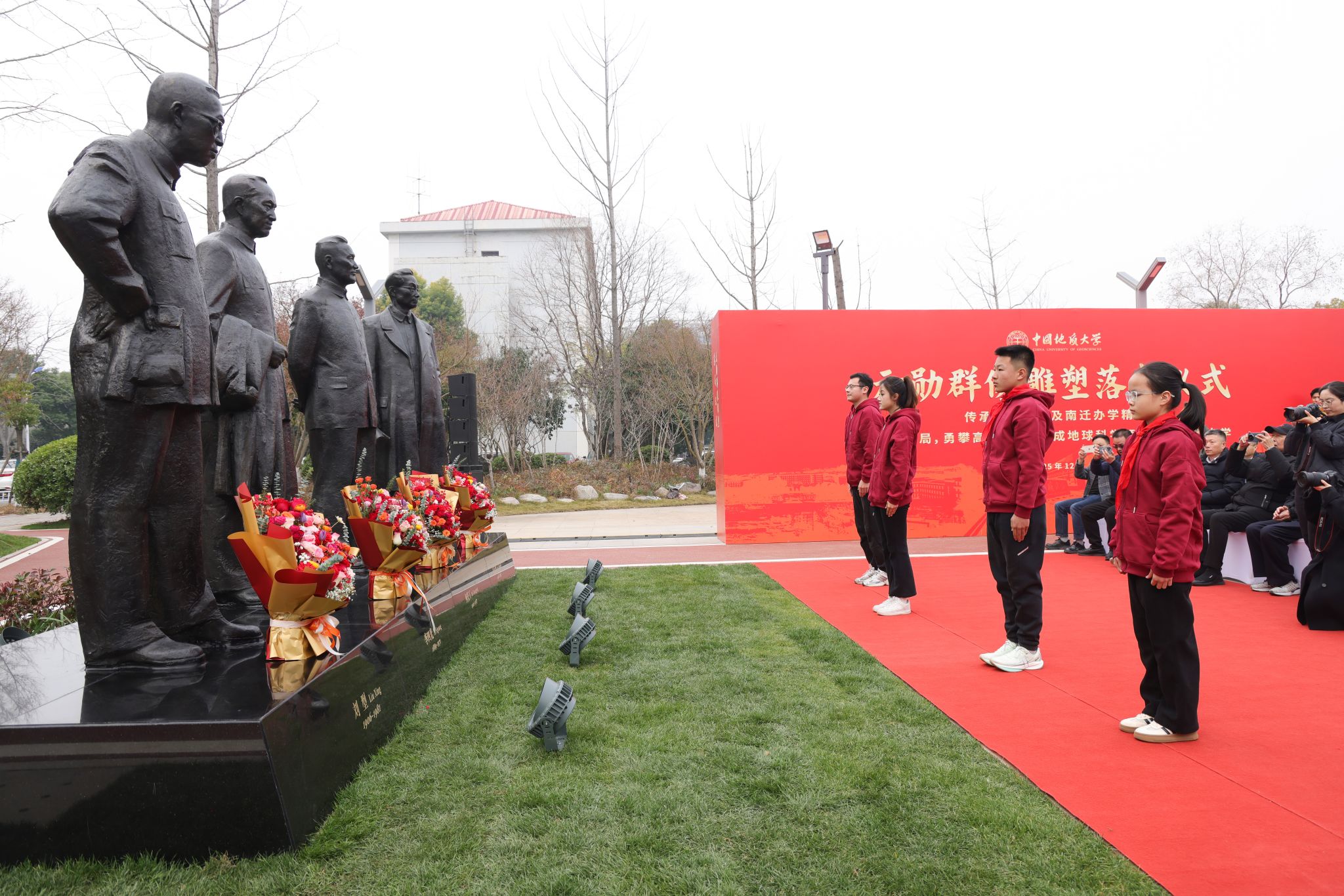 《元勋》群像雕塑落成仪式举行