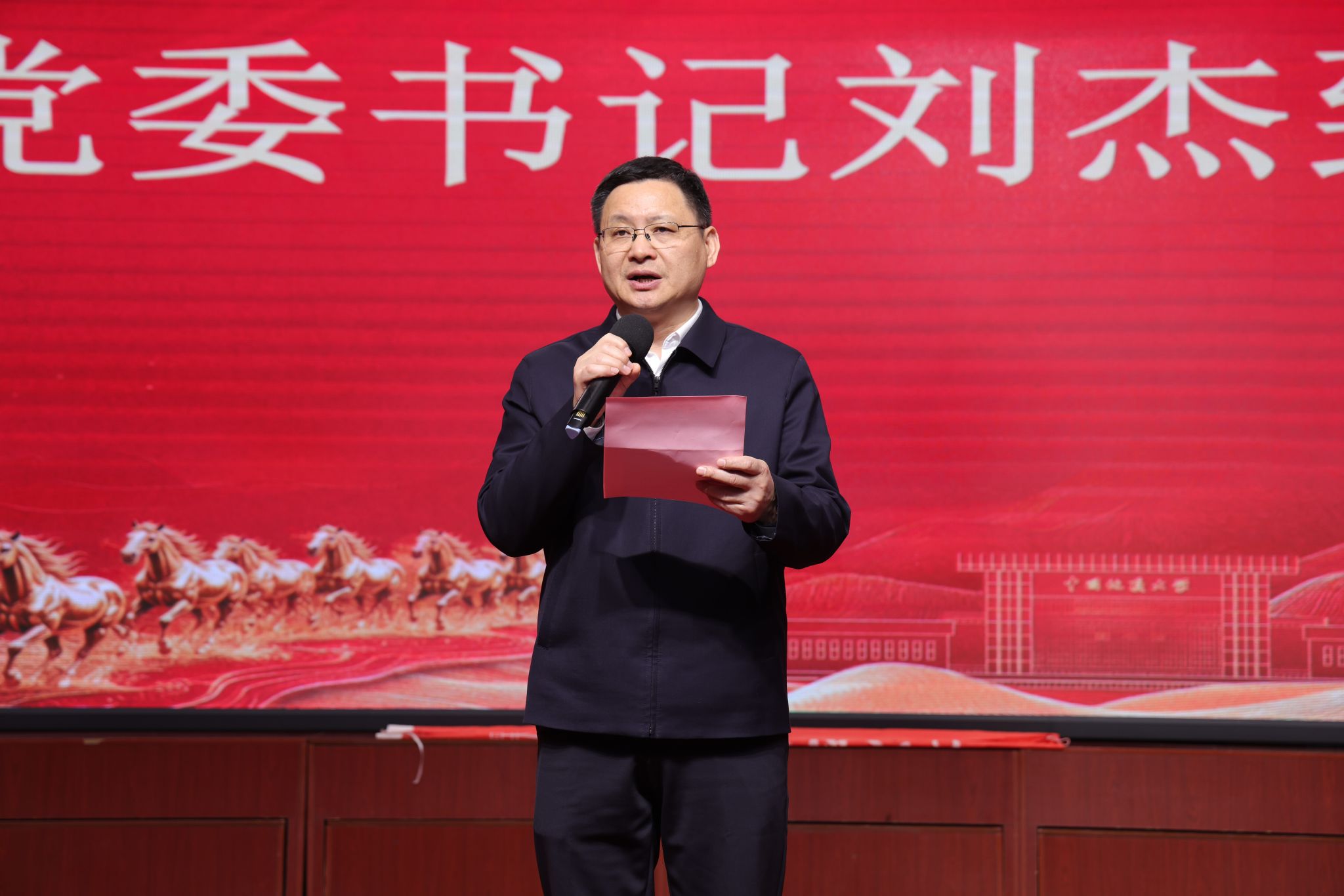 凝“新”聚力 汇梦启航：2025年新入职教职工“认家”联谊晚会举行