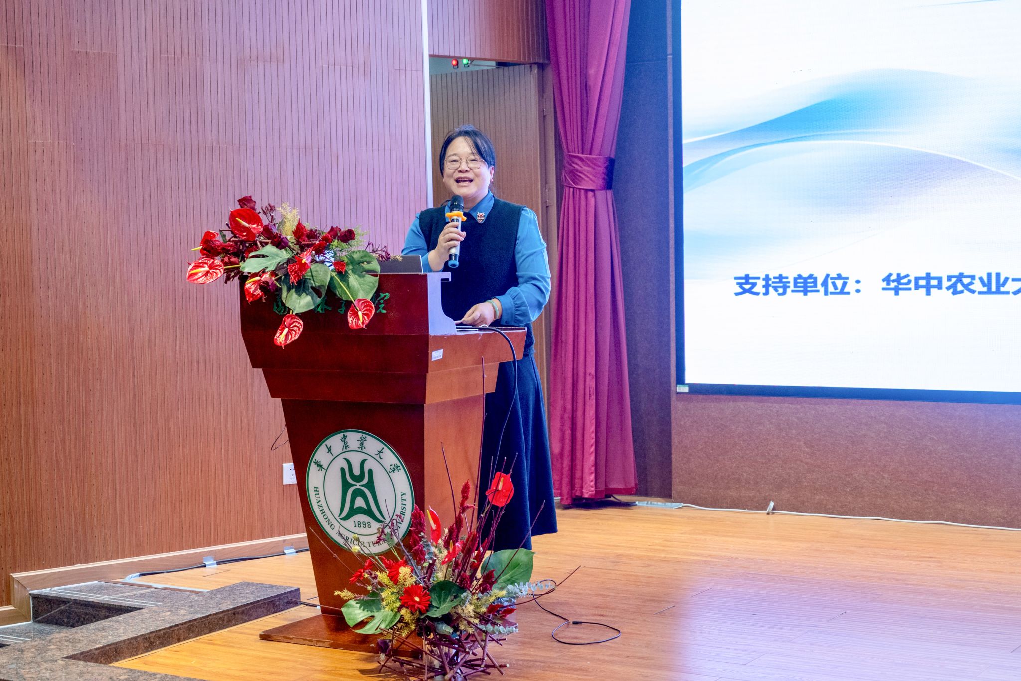 融汇智创 绽放芳华：2025武汉市插花花艺协会首届学术年会在华中农业大学举行