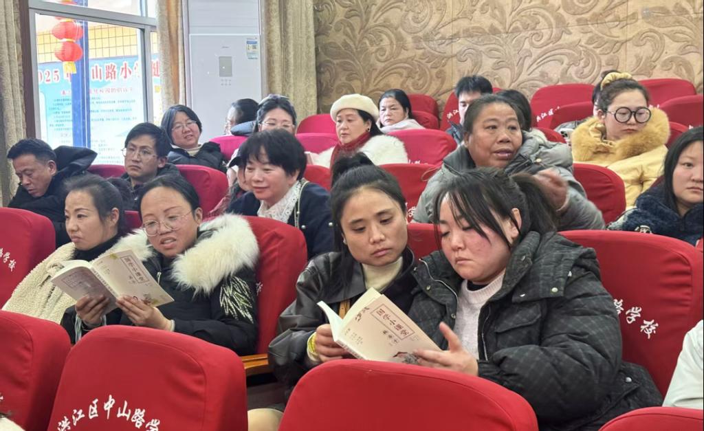 师范学院何山石教授应邀前往怀化市洪江区中山路小学作专题讲座