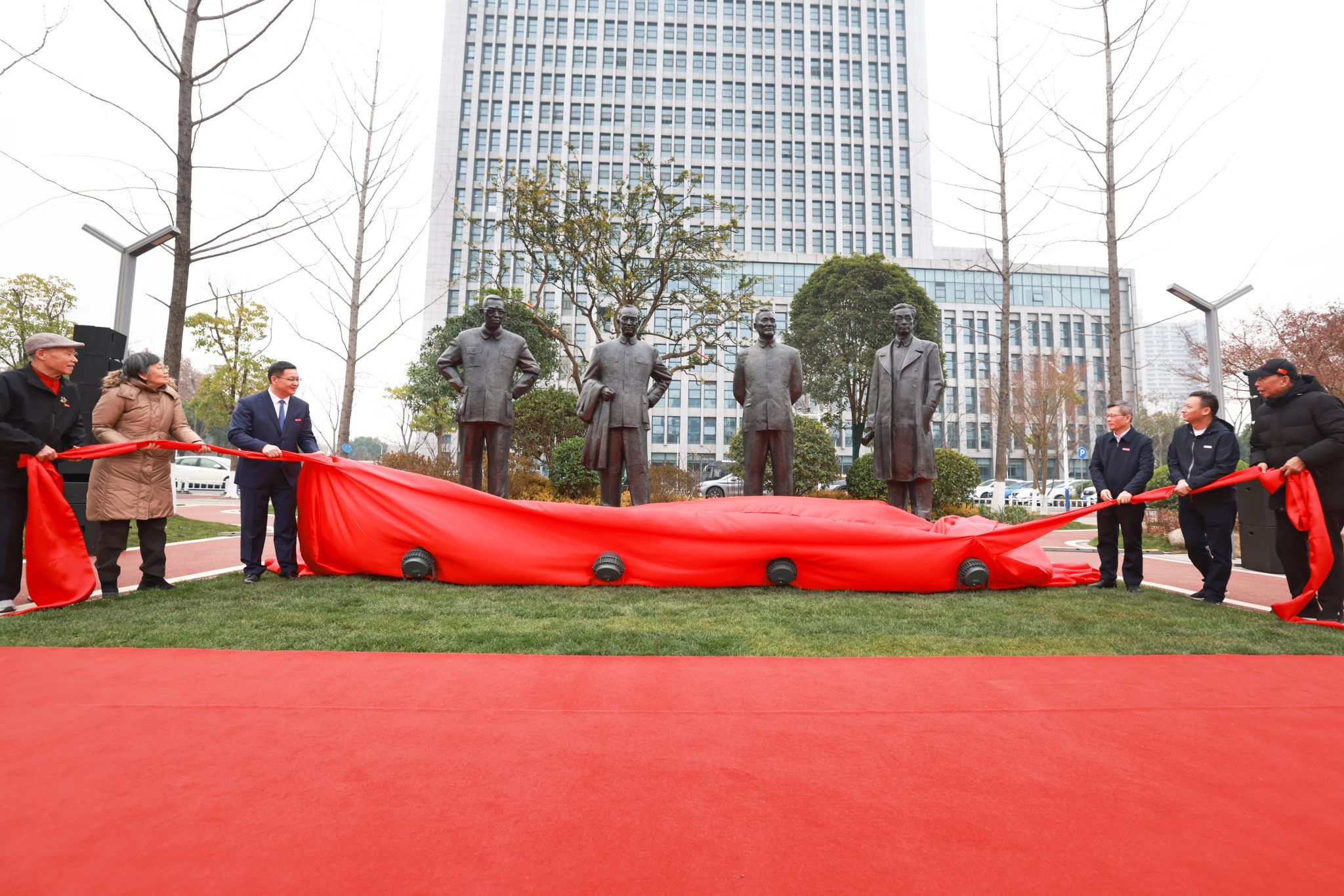 《元勋》群像雕塑落成仪式举行