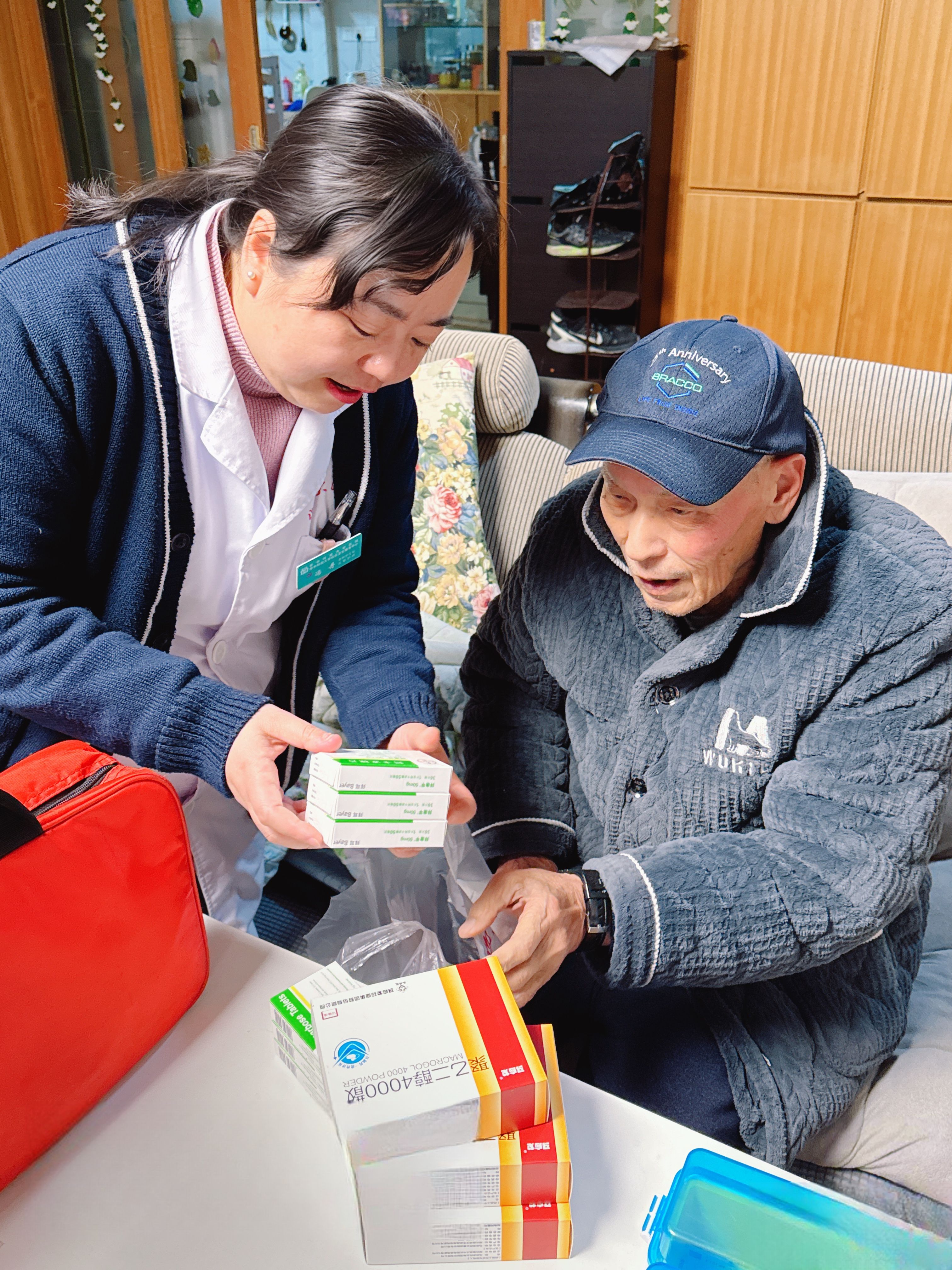 校医院家庭医生团队上门服务暖民心