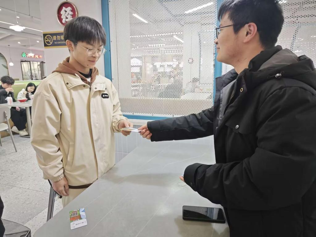 爱心车票铺就温暖归途 湖北理工护航学子返乡