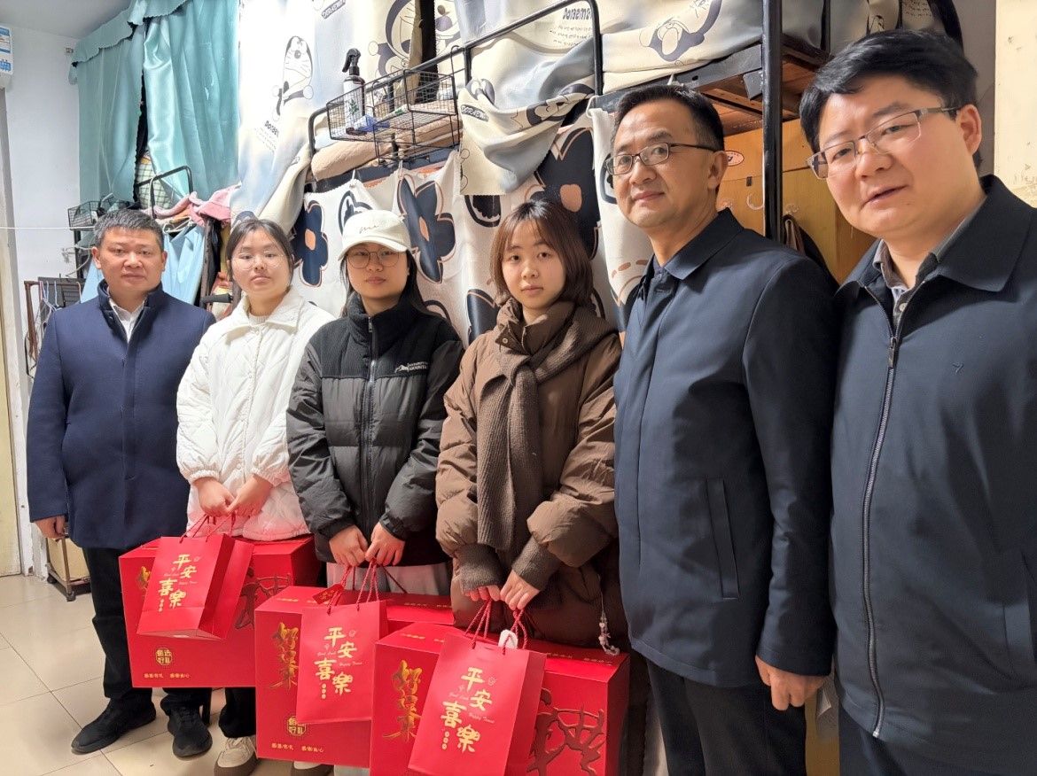 三峡大学领导走访慰问材料与化工学院学生