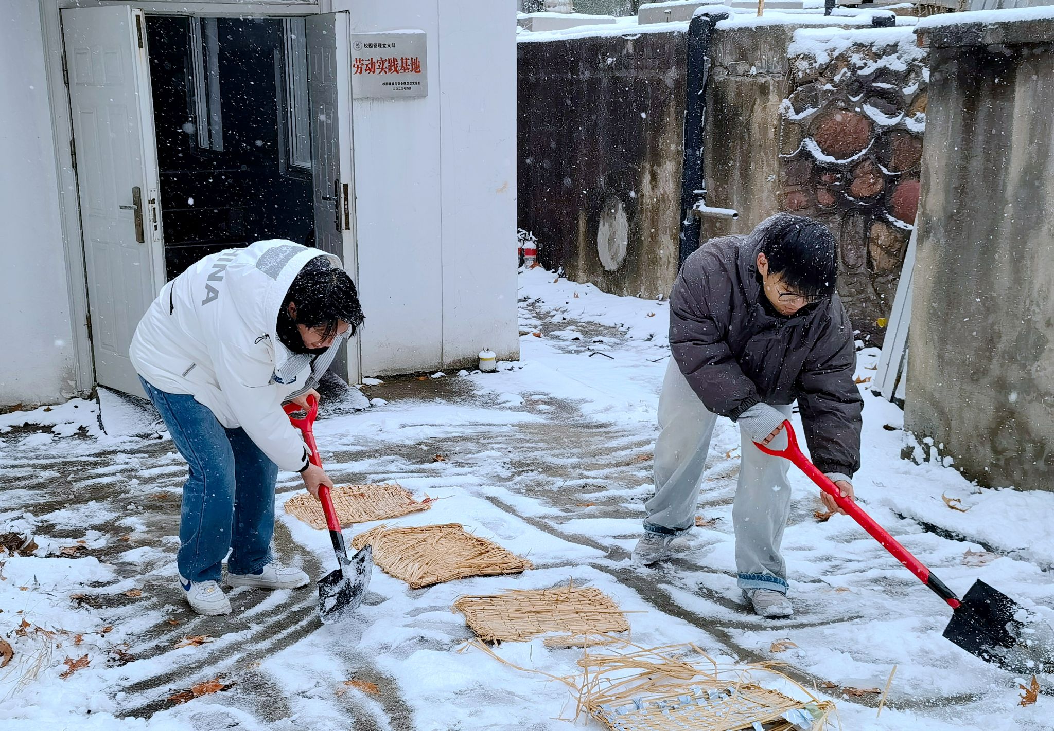 建安部干部职工积极应对风雪保平安