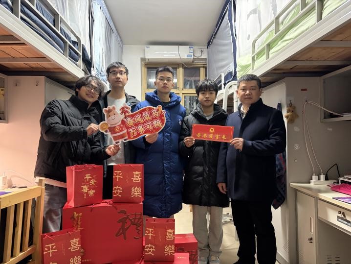 三峡大学领导走访慰问材料与化工学院学生