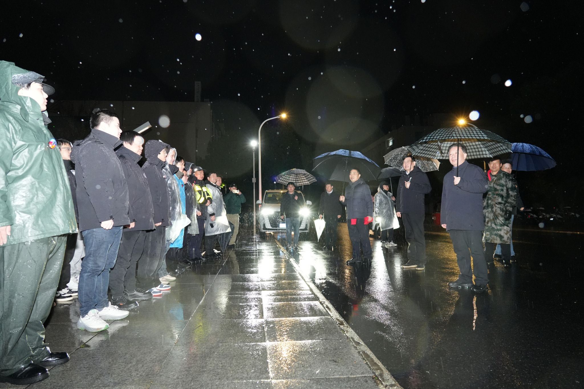 姚江林看望慰问值班值守工作人员