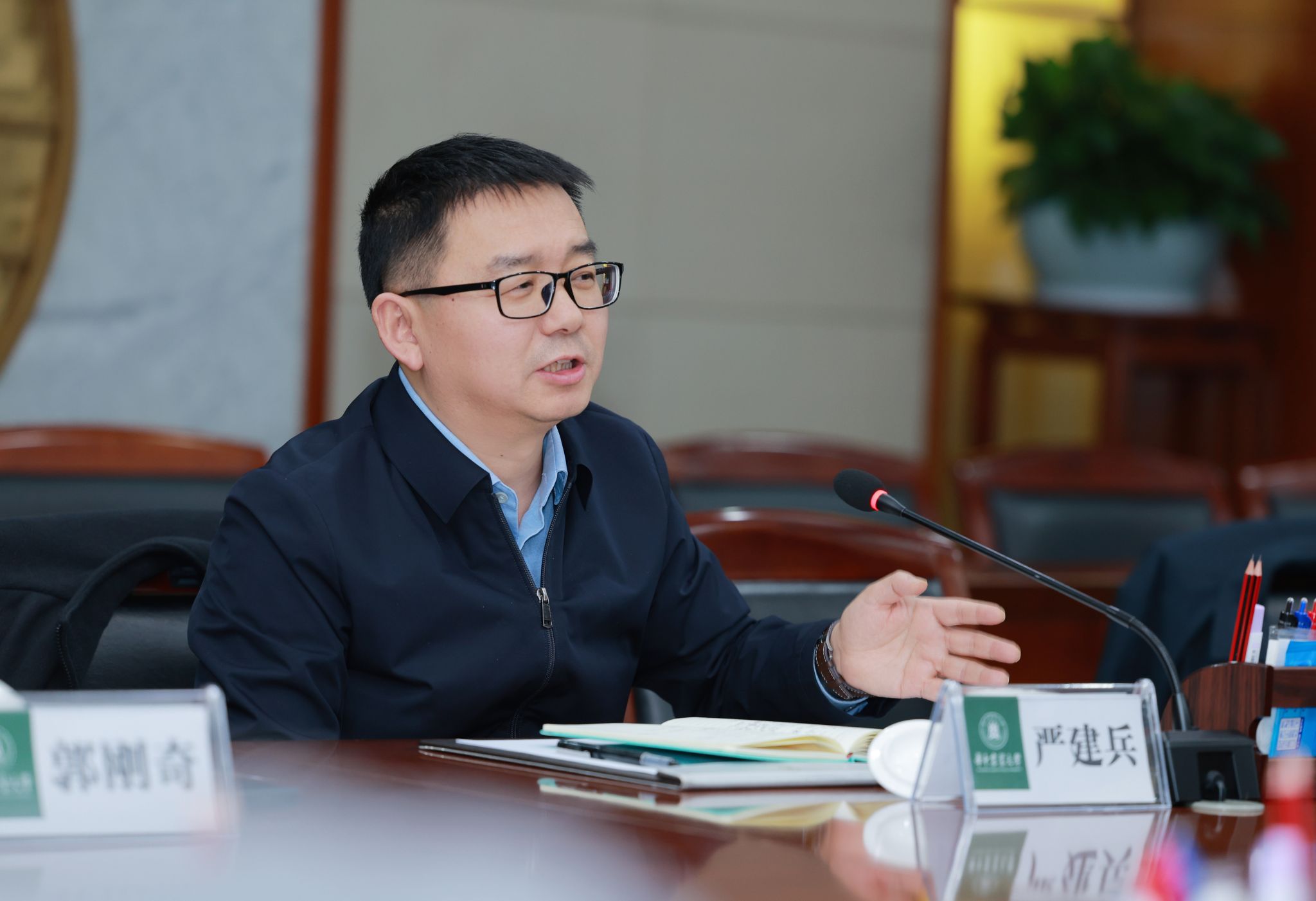 武汉生物工程学院理事长、校长余毅一行来校调研