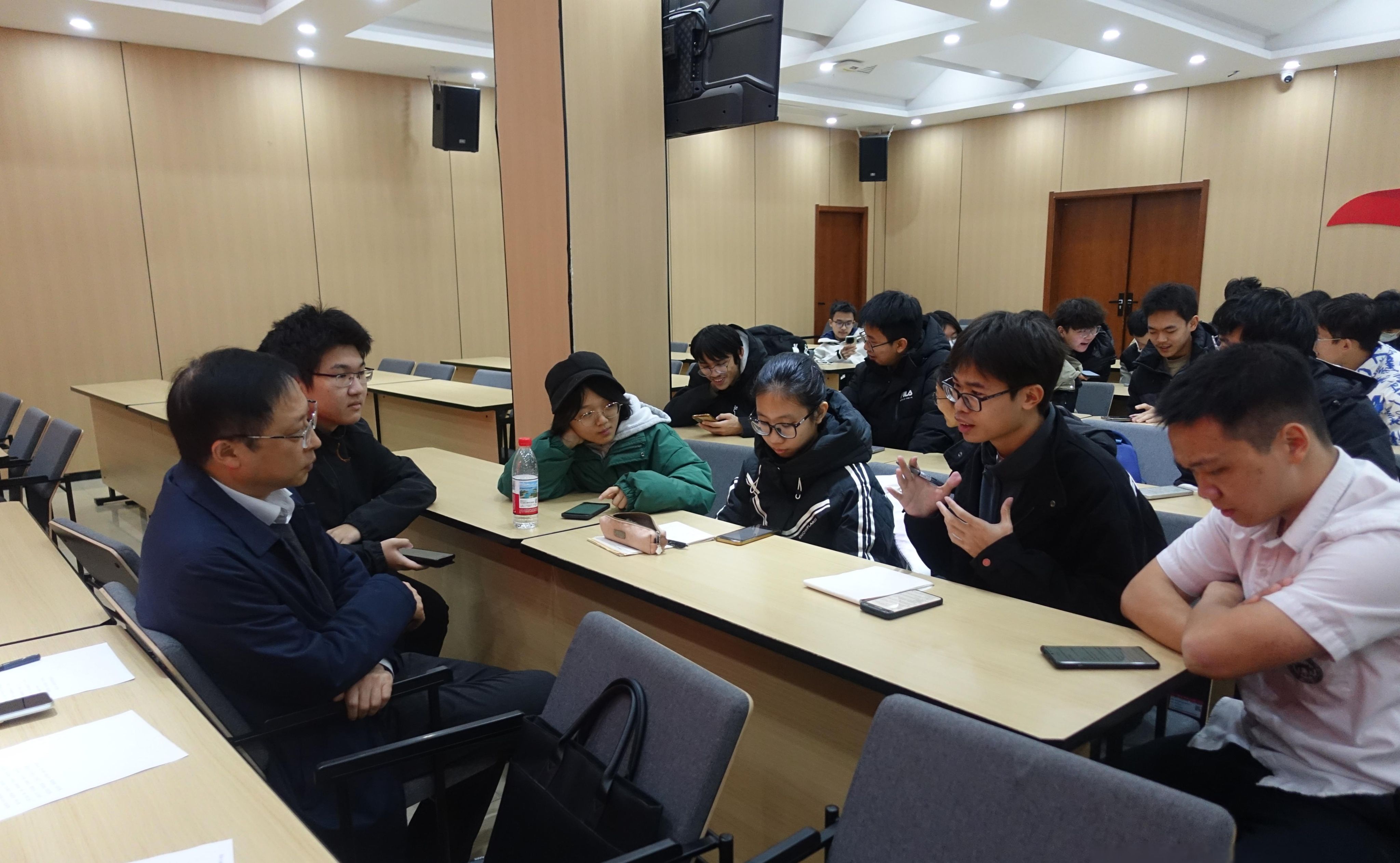 数学学院“数之中国”专题研讨交流会暨“形势与政策”课程中小班研讨课举办