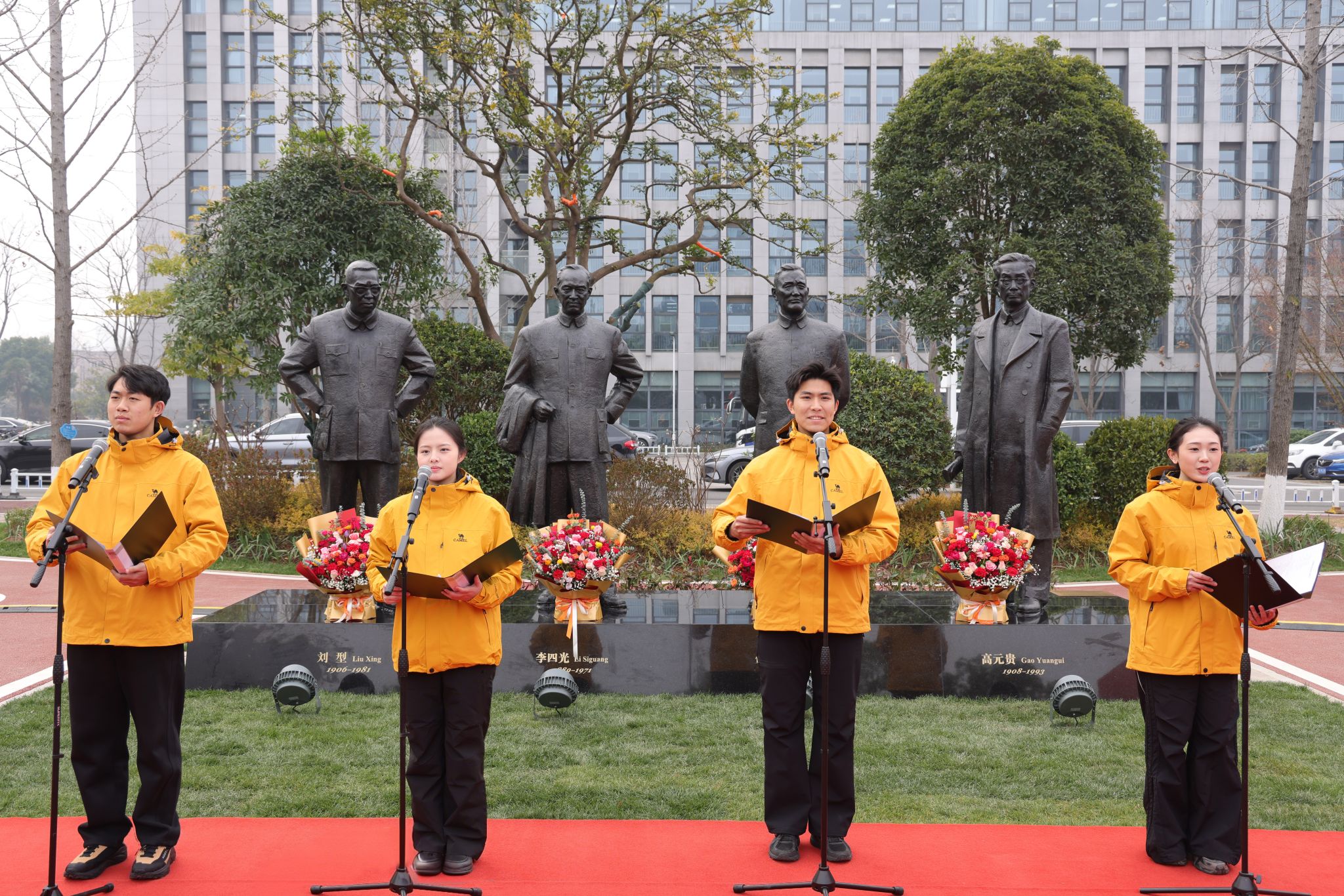 《元勋》群像雕塑落成仪式举行