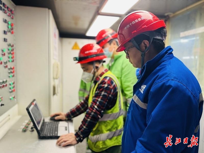 武汉这条地铁开始穿越长江，盾构机“牙齿”镶上了金刚石