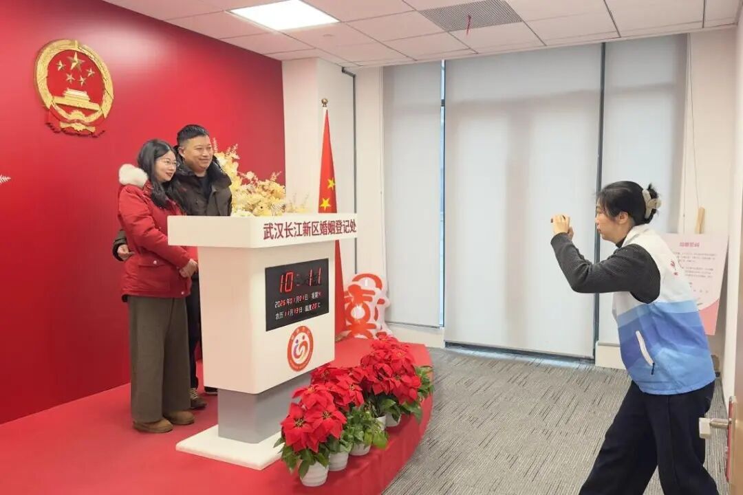 新区婚登“不打烊” 元旦甜蜜“证”当时