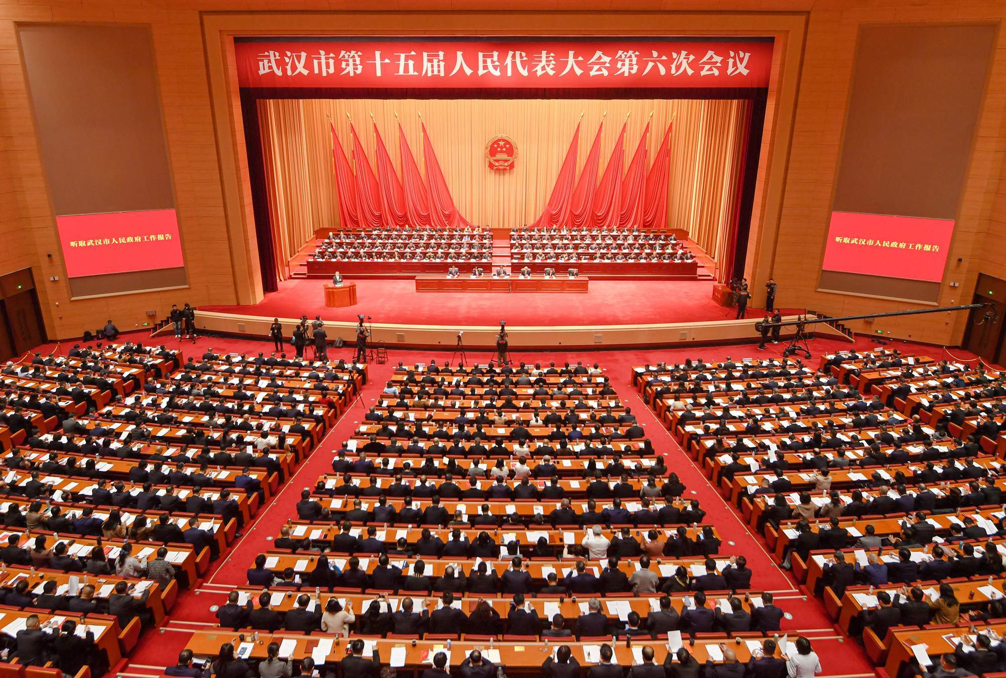 武汉市第十五届人民代表大会第六次会议开幕