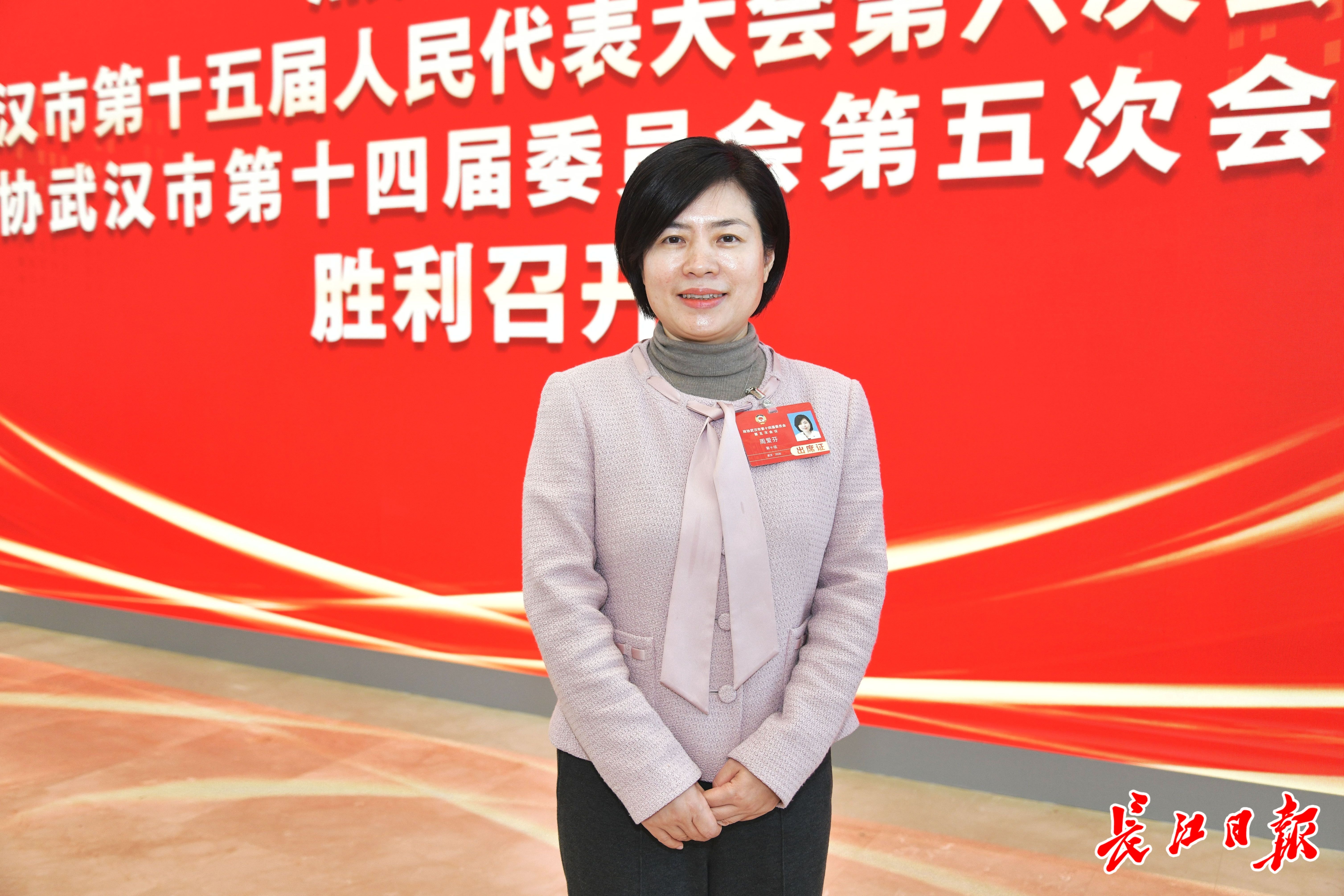 两会委员代表热议：鼓励职工理直气壮地休育儿假