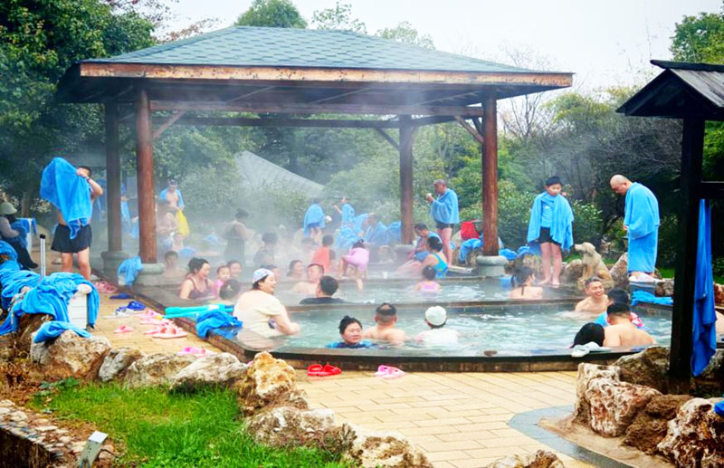 嘉鱼山湖温泉元旦首日人气“滚烫”