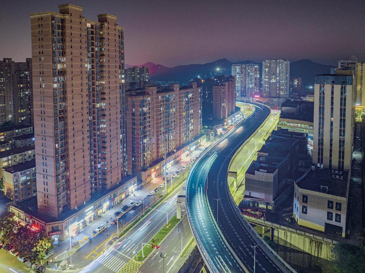 一城绽新颜　万家灯火暖