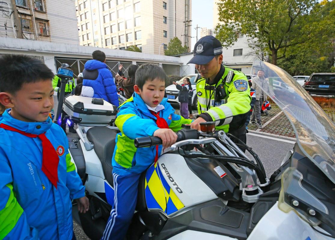 小记者探访交警警营 沉浸式学习交通安全知识