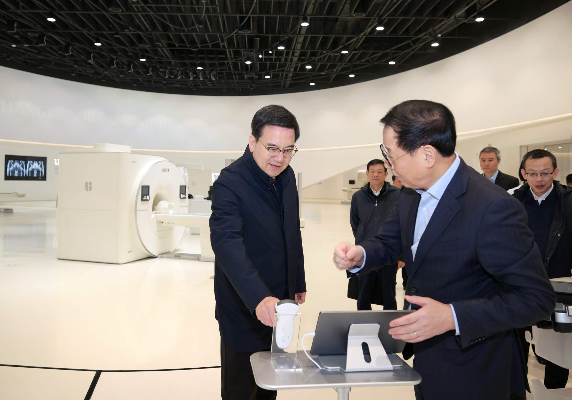 盛阅春调研高端医疗装备产业发展：坚持创新驱动，加快做大做强，为高质量发展提供坚实支撑