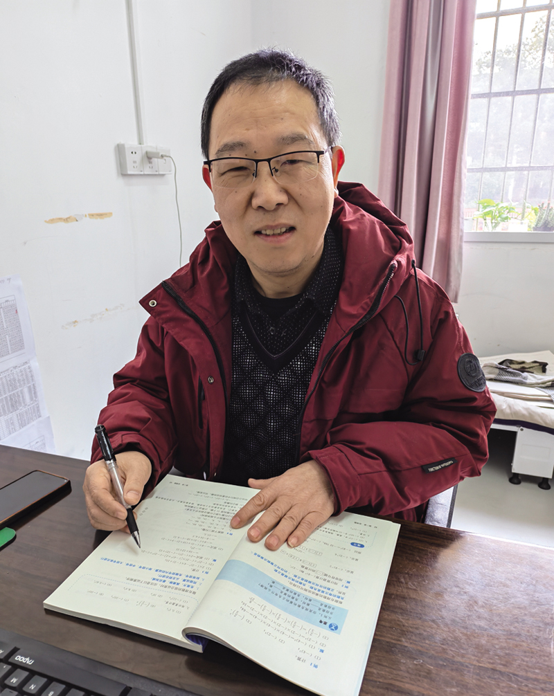 三十余载教育情  一片丹心育桃李——记咸宁市第五初级中学教师彭光华